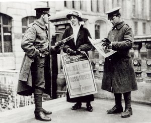 Una suffragetta che vende giornali a due soldati, c.1914